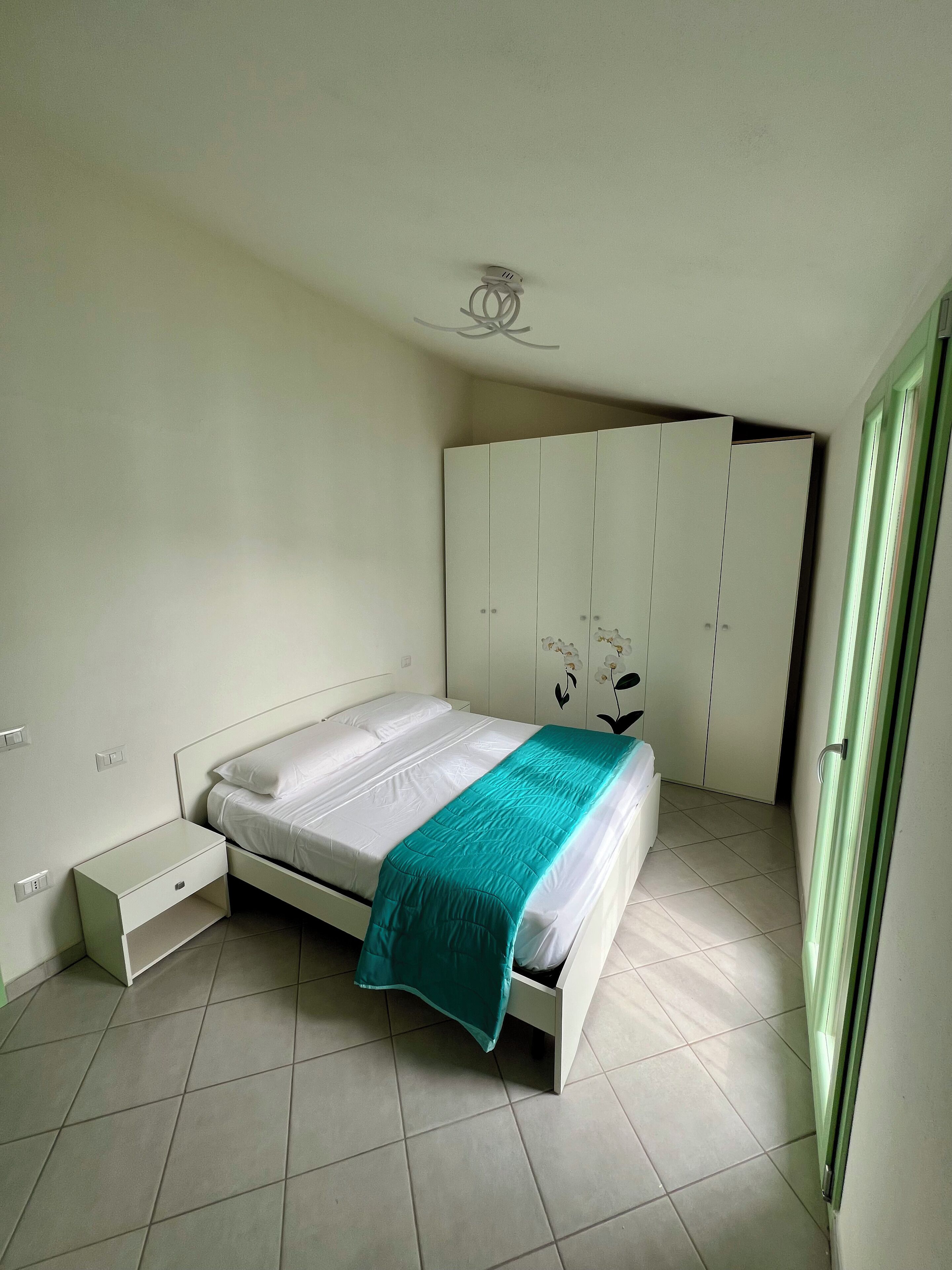 2 室のベッドルーム、セーフティボックス (室内)、WiFi (無料)、ベッドシーツ