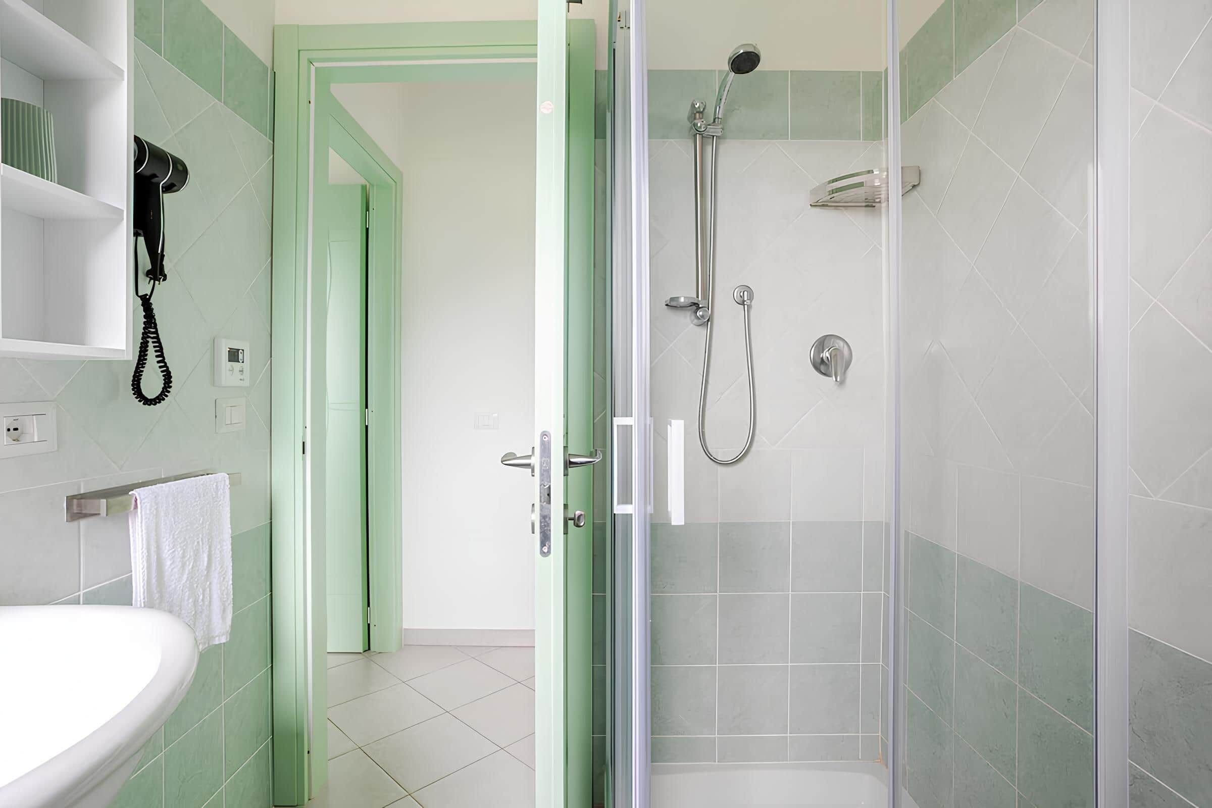 Sèche-cheveux, bidet, serviettes fournies, savon