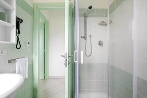 Assecador de cabells, bidet, tovalloles i sabó 