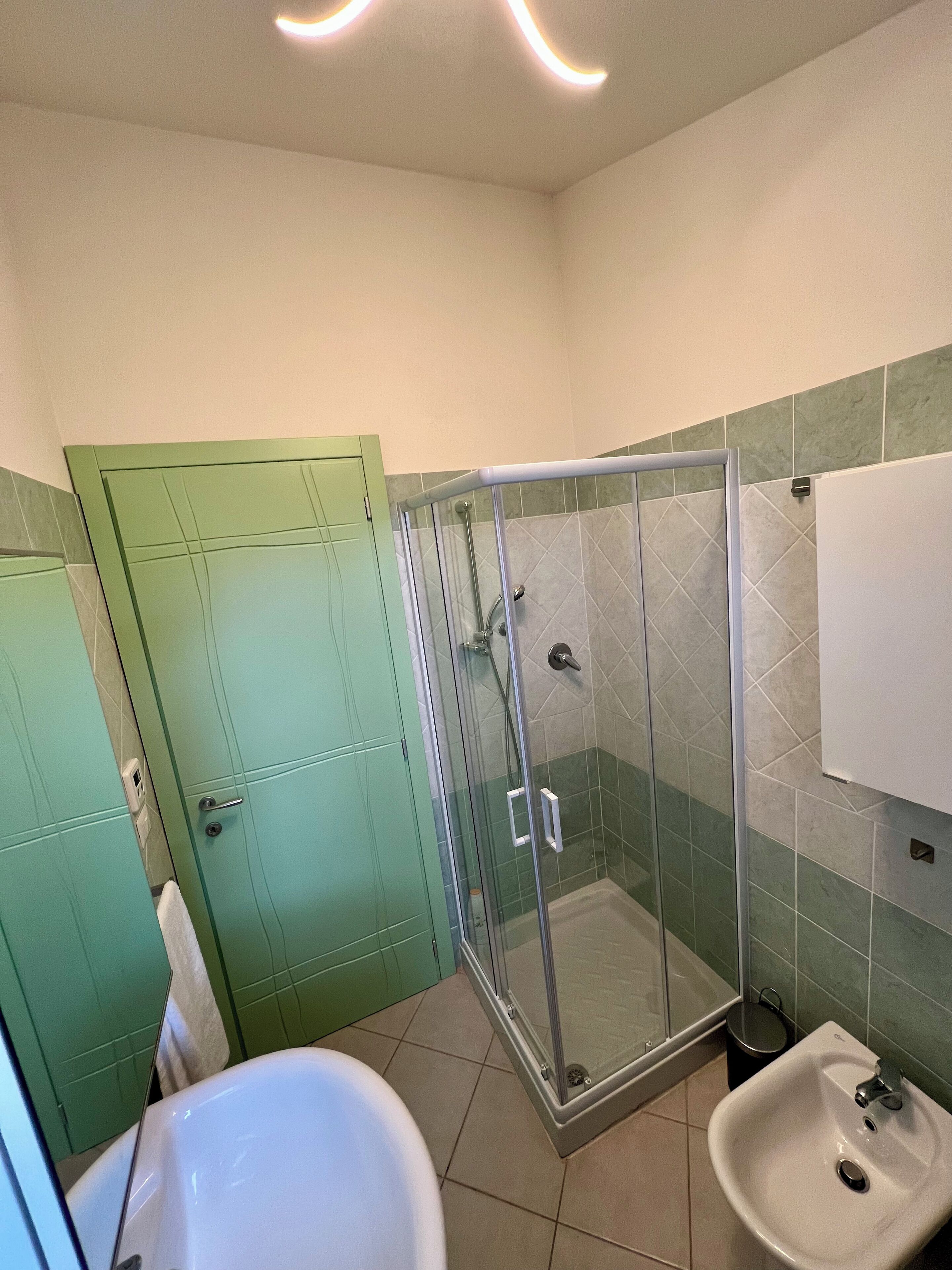 Ein Badezimmer mit Dusche, Toilette und Waschbecken.