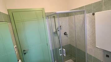 Ein Badezimmer mit Dusche, Toilette und Waschbecken.