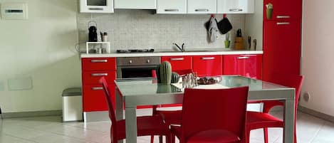 Frigorifero, microonde, forno, piano cottura