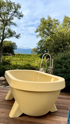 Deluxe-Zimmer, Terrasse, Gartenblick | Komfortbadewanne