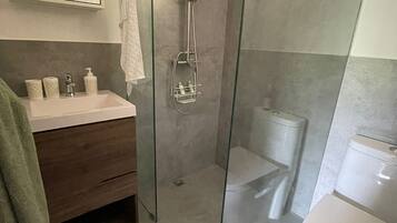 Family Studio Suite, Non Smoking, Private Bathroom | Bathroom | Shower, towels, soap, shampoo