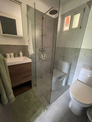 Studio Suite Keluarga, Bebas Asap Rokok, kamar mandi pribadi | Kamar mandi | Shower, handuk, sabun, dan sampo