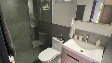 Chambre Standard Double ou avec lits jumeaux, non-fumeurs, salle de bains privée | Salle de bain | Douche, serviettes fournies, savon, shampoing