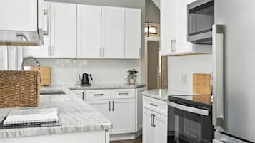 Een koelkast, een magnetron, een oven, een kookplaat