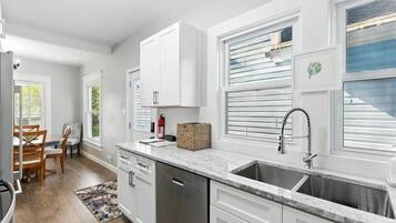 Een koelkast, een magnetron, een oven, een kookplaat