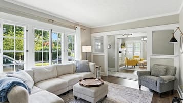 Een smart-tv, boeken en een stereo