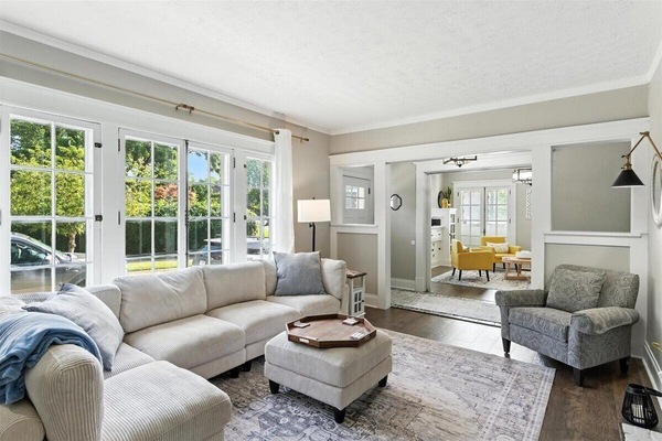 Smart TV, libros, estéreo