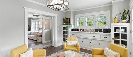 TV connectée, livres, chaîne hi-fi