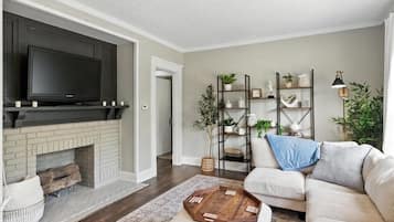 Smart TV, libros, estéreo