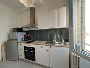 Réfrigérateur, four à micro-ondes, un four, surface de cuisson