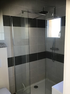 Dusche, Haartrockner, Handtücher, Toilettenpapier