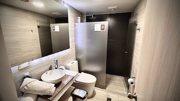 Douche, serviettes fournies, savon, shampoing