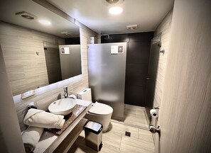 Shower, towels, soap, shampoo - HOTEL AMERICAN VISA NORMANDIA  (Bogotá)