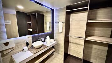 Shower, handuk, sabun, dan sampo