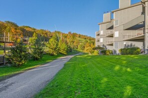 Property grounds - Village at Your Doorstep – Ground Floor Condo - 103 Cachet Crossing (The Blue Mountains)