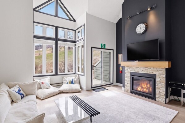 Smart TV, fireplace