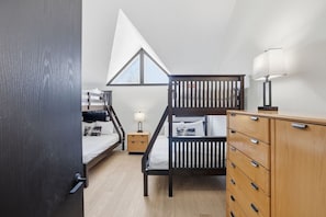 2 habitaciones, escritorio, tabla de planchar con plancha y wifi gratis 