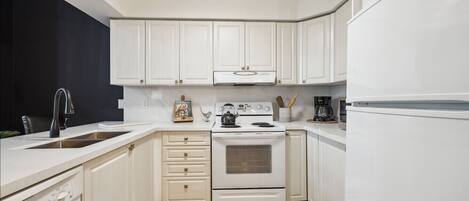 Réfrigérateur, micro-ondes, four, plaque de cuisson