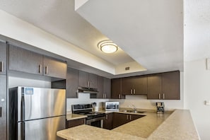 Refrigerador, microondas, horno, placa de cocina