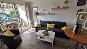 Living area - Royan - A TRULY CHARMING GEM for this APARTMENT with a soothing ambiance - WIFI (ROYAN)