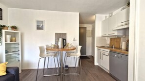 Interior - Royan - A TRULY CHARMING GEM for this APARTMENT with a soothing ambiance - WIFI (ROYAN)