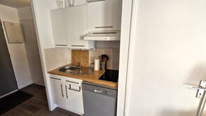 Refrigerador, lavavajillas, tostadora y utensilios de cocina 