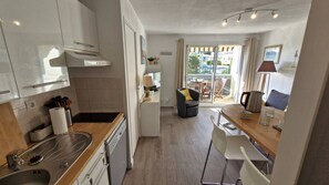 Kjøleskap, oppvaskmaskin, brødrister og kjøkkenutstyr