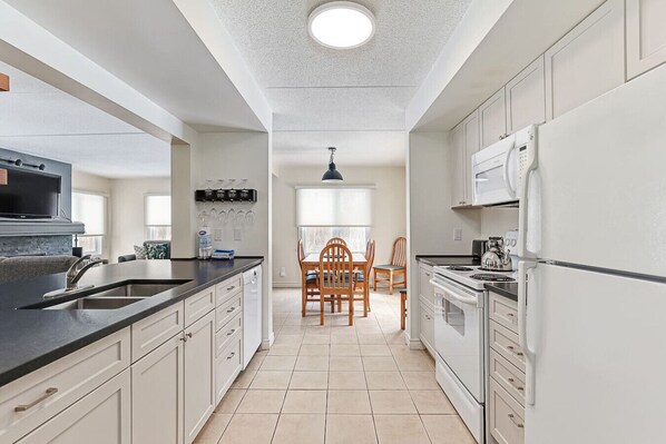 雪櫃、微波爐、焗爐、爐具