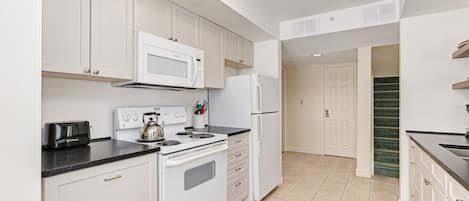 Réfrigérateur, four à micro-ondes, un four, surface de cuisson