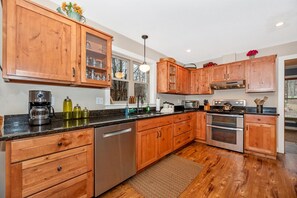 Fridge, microwave, stovetop, dishwasher