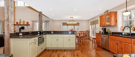 Fridge, microwave, stovetop, dishwasher