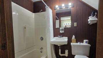 Yhden hengen economy-huone | Kylpyhuone | Suihkun ja ammeen yhdistelmä, hiustenkuivaaja, pyyhkeet, saippua
