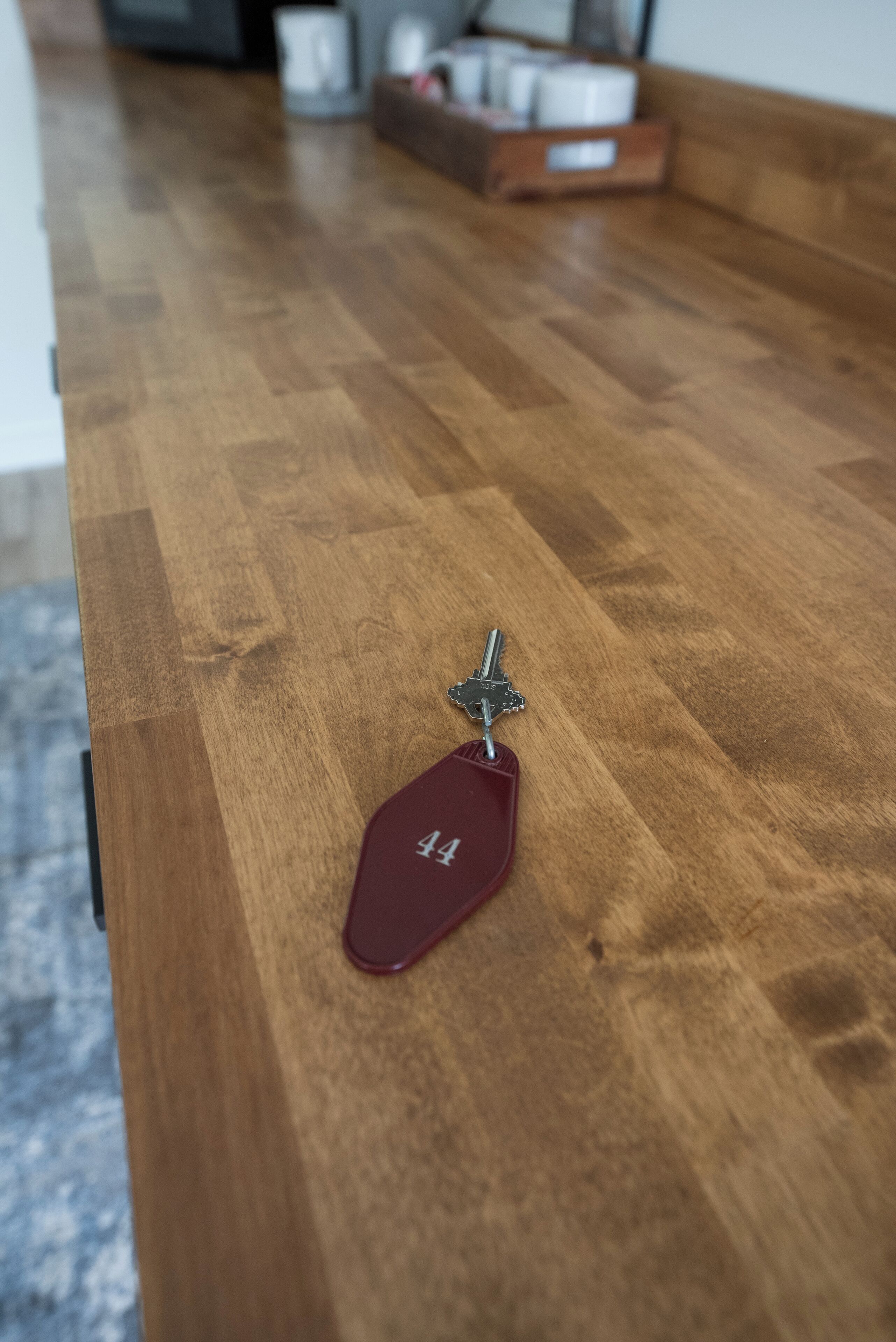 Ein Holztisch mit einem Schlüsselanhänger darauf.