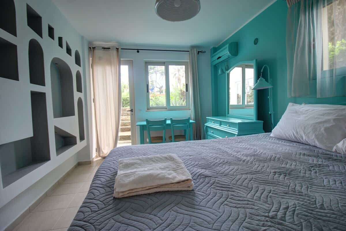 Ein Schlafzimmer mit einem Bett, einem Schreibtisch und einem Stuhl.