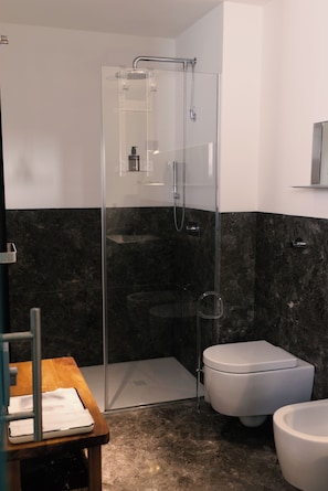 Dusche, Haartrockner, Handtücher, Seife