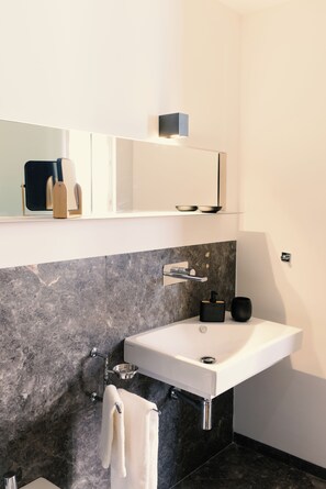 Douche, sèche-cheveux, serviettes fournies, savon