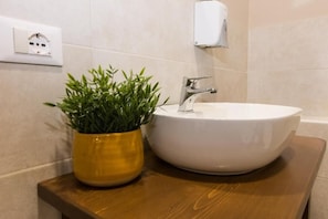 Shower, hair dryer, bidet, towels - Dimora Lupo LifeStyle B&B (Catania)