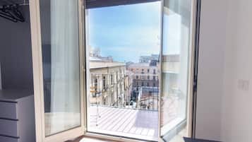 Chambre Confort, balcon, vue partielle sur la mer | Bureau, rideaux occultants, Wi-Fi gratuit, draps fournis