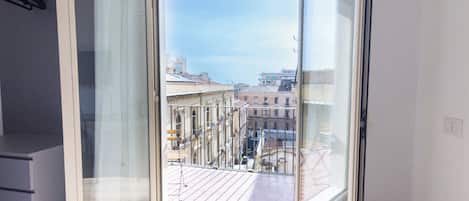Camera Comfort, balcone, vista mare parziale | Una scrivania, tende oscuranti, Wi-Fi gratuito, lenzuola