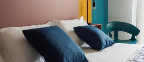 Een bureau, verduisterende gordijnen, gratis wifi, beddengoed