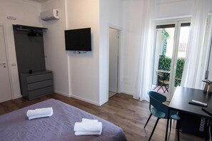 Rom – classic, balkong, byutsikt | Skrivebord, blendingsgardiner, wi-fi (inkludert) og sengetøy