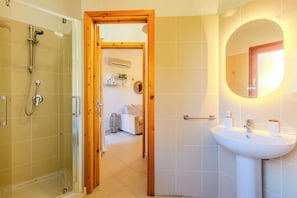 Regadera, amenidades de baño gratuitas, secadora de cabello, bidet