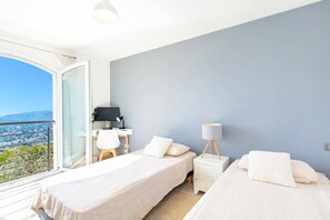 4 bedrooms, desk, WiFi, bed sheets