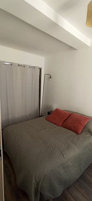 1 dormitorio, tabla de planchar con plancha, ropa de cama