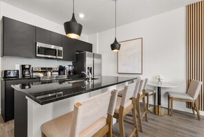 Geladeira, micro-ondas, fogão, cooktop