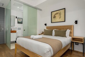 1 makuuhuone, työpöytä, silitysrauta/-lauta, Wi-Fi