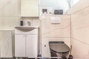 ヘアドライヤー、タオル、石鹸、トイレットペーパー